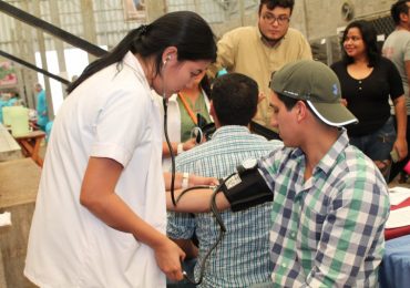 DOCENTES Y ESTUDIANTES DEL DOCTORADO EN MEDICINA APOYAN JORNADAS DE SALUD EN SANTA ANA