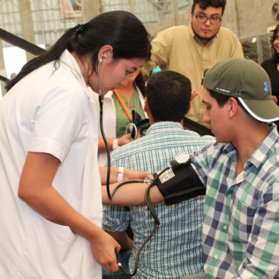 DOCENTES Y ESTUDIANTES DEL DOCTORADO EN MEDICINA APOYAN JORNADAS DE SALUD EN SANTA ANA