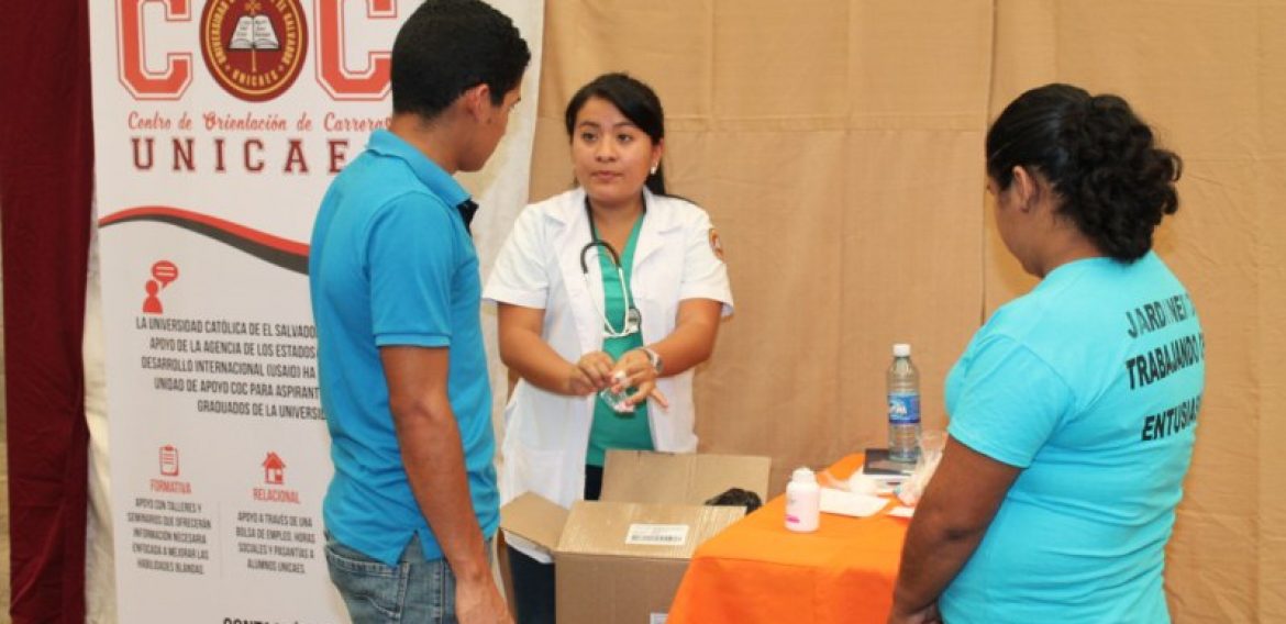 DOCENTES Y ESTUDIANTES DEL DOCTORADO EN MEDICINA APOYAN JORNADAS DE SALUD EN SANTA ANA