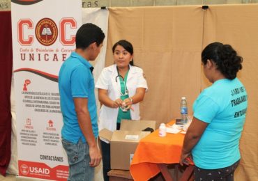 DOCENTES Y ESTUDIANTES DEL DOCTORADO EN MEDICINA APOYAN JORNADAS DE SALUD EN SANTA ANA