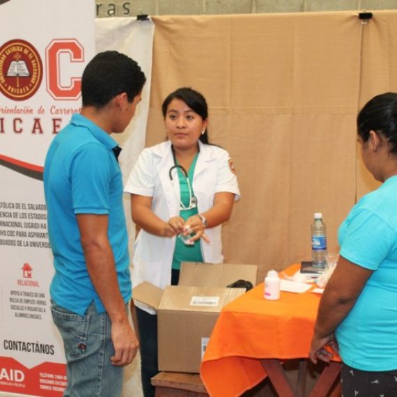 DOCENTES Y ESTUDIANTES DEL DOCTORADO EN MEDICINA APOYAN JORNADAS DE SALUD EN SANTA ANA