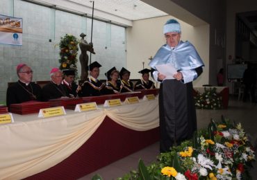 LA UNIVERSIDAD CATÓLICA DE EL SALVADOR HACE ENTREGA DE TÍTULOS DE DOCTORADO HONORIS CAUSA