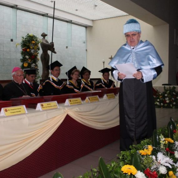 LA UNIVERSIDAD CATÓLICA DE EL SALVADOR HACE ENTREGA DE TÍTULOS DE DOCTORADO HONORIS CAUSA