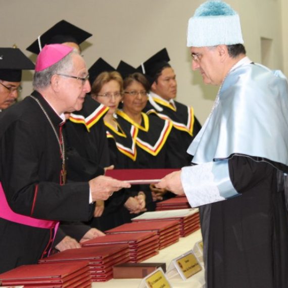 LA UNIVERSIDAD CATÓLICA DE EL SALVADOR HACE ENTREGA DE TÍTULOS DE DOCTORADO HONORIS CAUSA