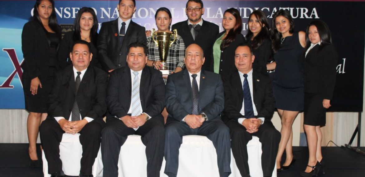 UNICAES OBTIENE EL SEGUNDO LUGAR EN EL “XII CONCURSO INTERUNIVERSITARIO DE LITIGACIÓN ORAL 2014”