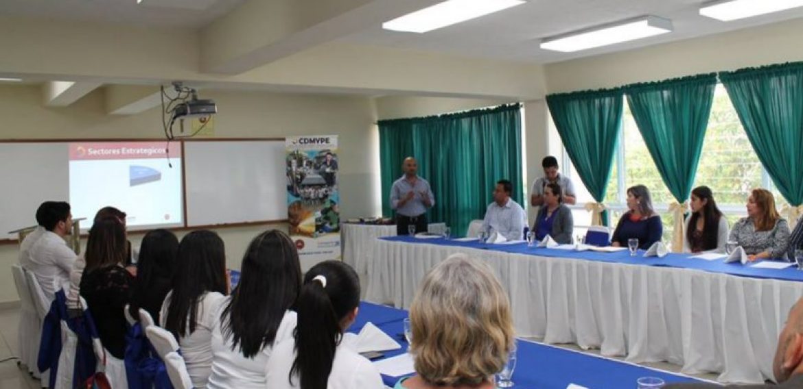 VISITA DE LA EMBAJADORA DE ESTADOS UNIDOS A UNICAES, ILOBASCO