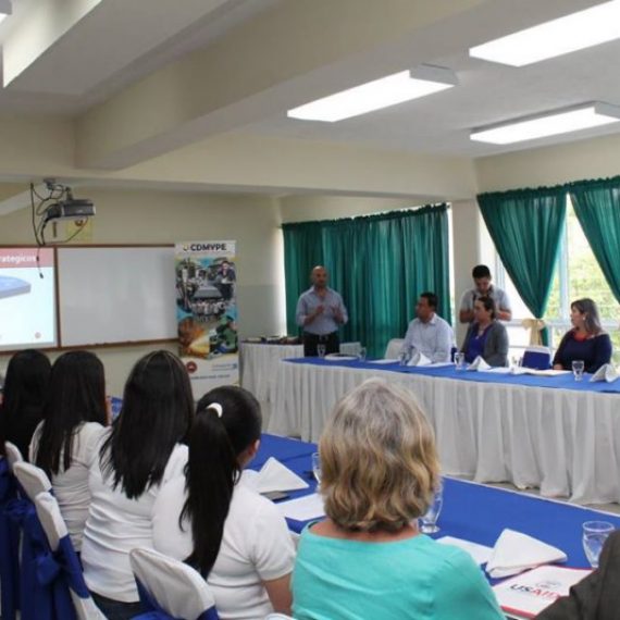 VISITA DE LA EMBAJADORA DE ESTADOS UNIDOS A UNICAES, ILOBASCO
