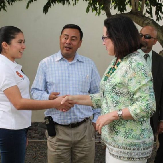 VISITA DE LA EMBAJADORA DE ESTADOS UNIDOS A UNICAES, ILOBASCO