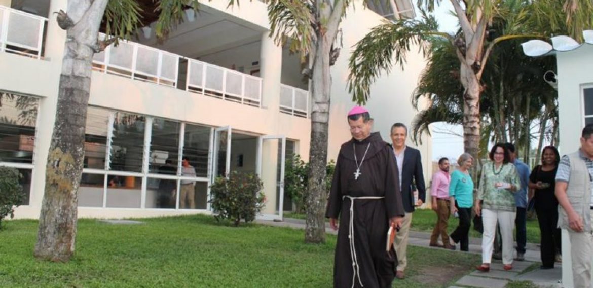 VISITA DE LA EMBAJADORA DE ESTADOS UNIDOS A UNICAES, ILOBASCO