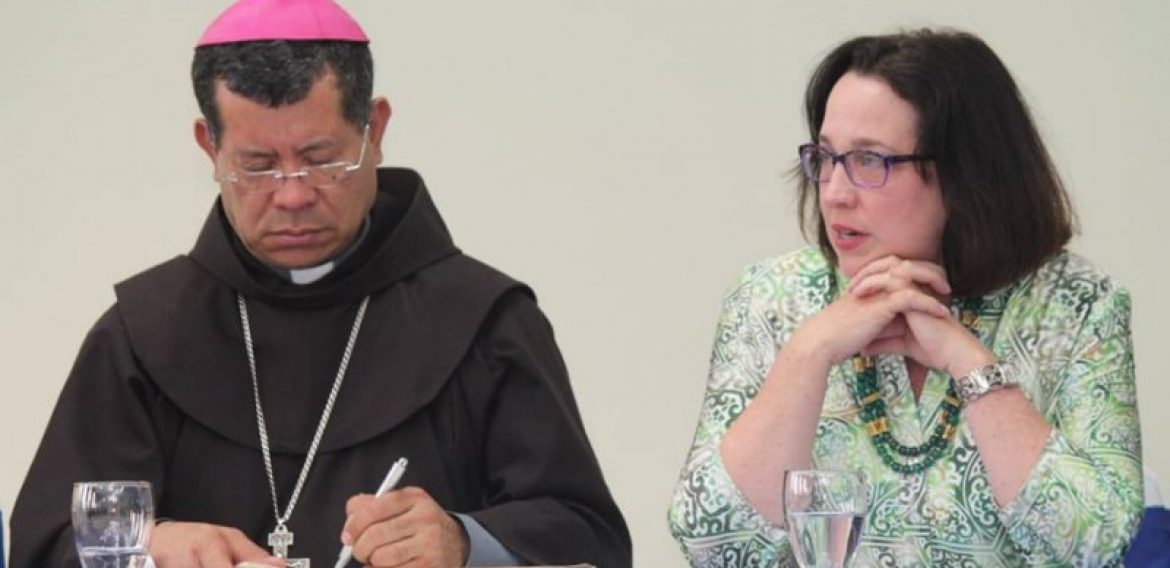 VISITA DE LA EMBAJADORA DE ESTADOS UNIDOS A UNICAES, ILOBASCO
