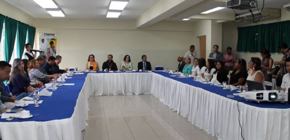 VISITA DE LA EMBAJADORA DE ESTADOS UNIDOS A UNICAES, ILOBASCO