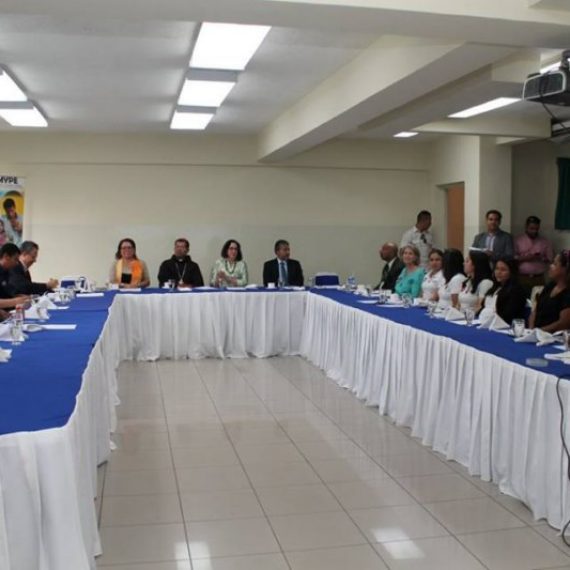 VISITA DE LA EMBAJADORA DE ESTADOS UNIDOS A UNICAES, ILOBASCO