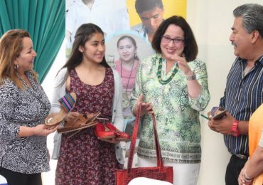 VISITA DE LA EMBAJADORA DE ESTADOS UNIDOS A UNICAES, ILOBASCO