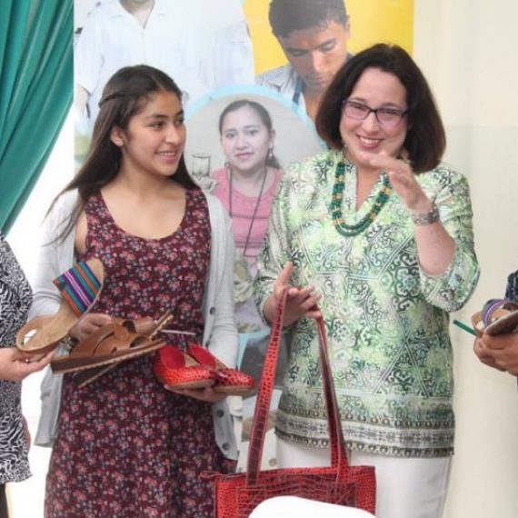 VISITA DE LA EMBAJADORA DE ESTADOS UNIDOS A UNICAES, ILOBASCO