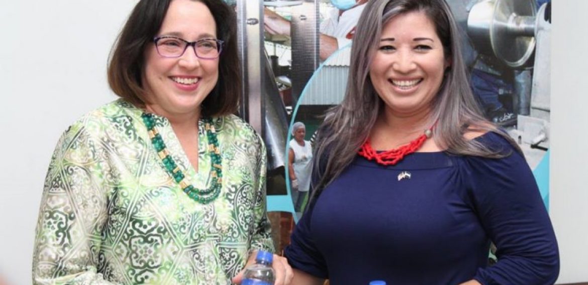 VISITA DE LA EMBAJADORA DE ESTADOS UNIDOS A UNICAES, ILOBASCO