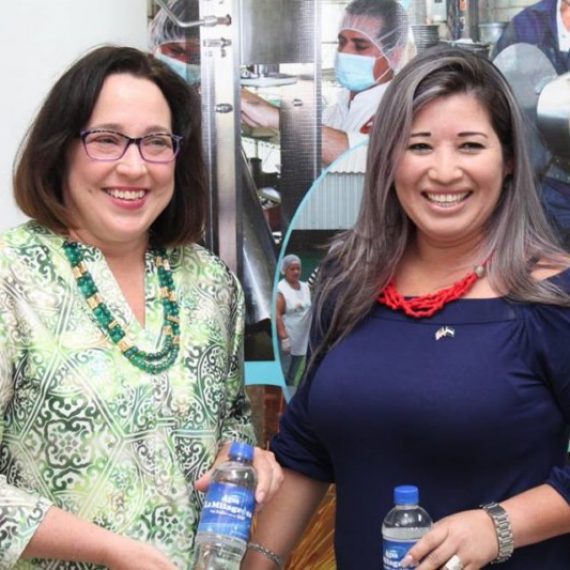VISITA DE LA EMBAJADORA DE ESTADOS UNIDOS A UNICAES, ILOBASCO
