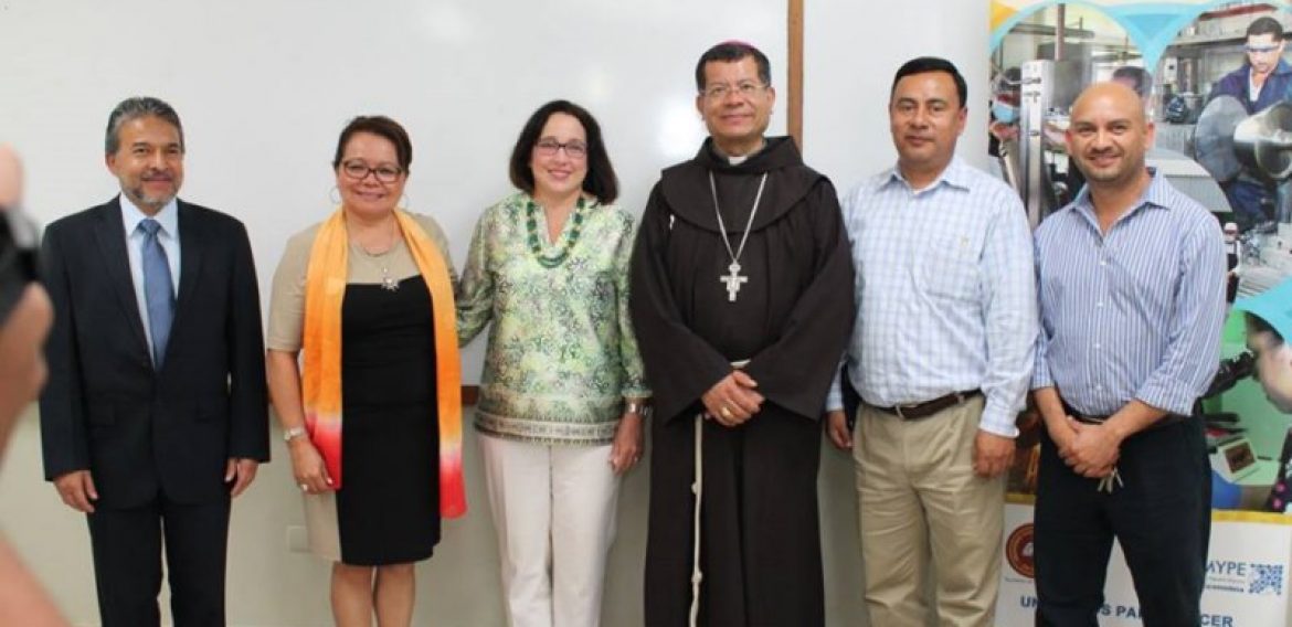 VISITA DE LA EMBAJADORA DE ESTADOS UNIDOS A UNICAES, ILOBASCO