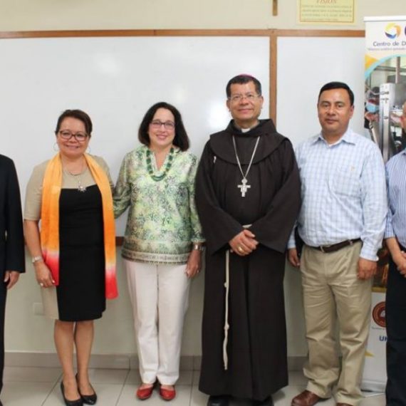VISITA DE LA EMBAJADORA DE ESTADOS UNIDOS A UNICAES, ILOBASCO