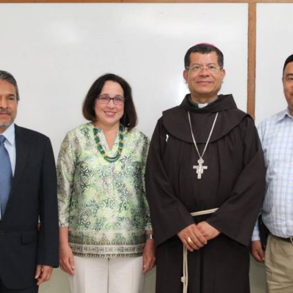 VISITA DE LA EMBAJADORA DE ESTADOS UNIDOS A UNICAES, ILOBASCO