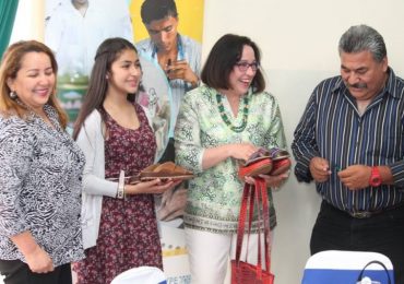VISITA DE LA EMBAJADORA DE ESTADOS UNIDOS A UNICAES, ILOBASCO