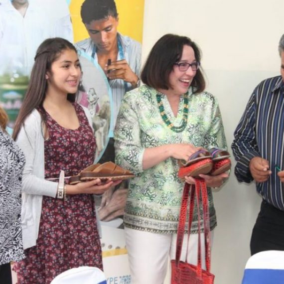 VISITA DE LA EMBAJADORA DE ESTADOS UNIDOS A UNICAES, ILOBASCO