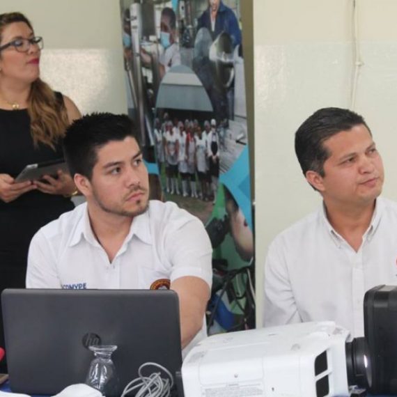 VISITA DE LA EMBAJADORA DE ESTADOS UNIDOS A UNICAES, ILOBASCO