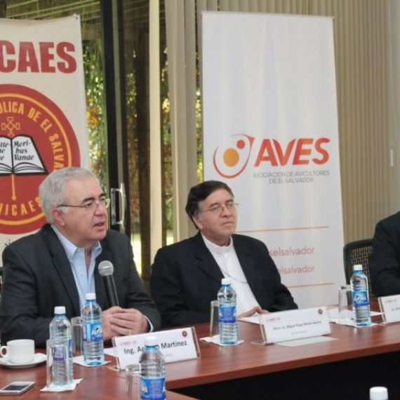 UNICAES Y AVES CONTRIBUYEN A LA NUTRICIÓN INFANTIL EN EL SALVADOR