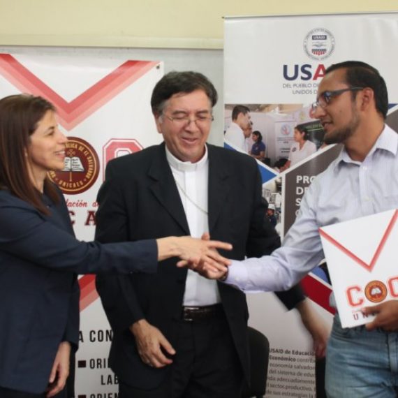 UNICAES CELEBRA CONVENIO DE COOPERACIÓN CON SECTOR PRODUCTIVO DEL PAÍS