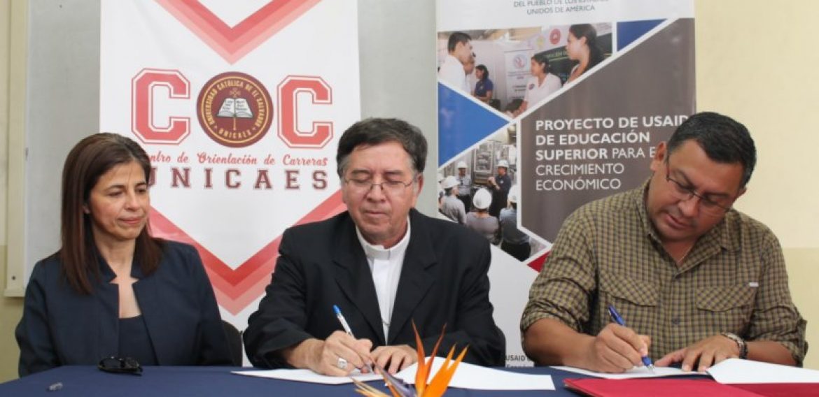 UNICAES CELEBRA CONVENIO DE COOPERACIÓN CON SECTOR PRODUCTIVO DEL PAÍS