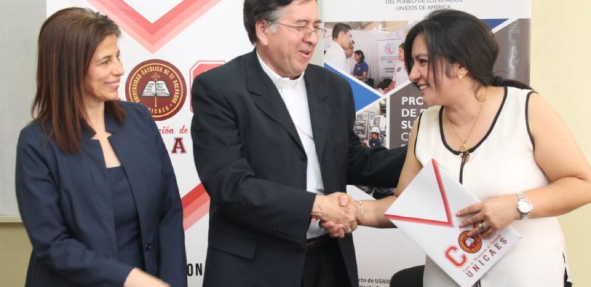 UNICAES CELEBRA CONVENIO DE COOPERACIÓN CON SECTOR PRODUCTIVO DEL PAÍS