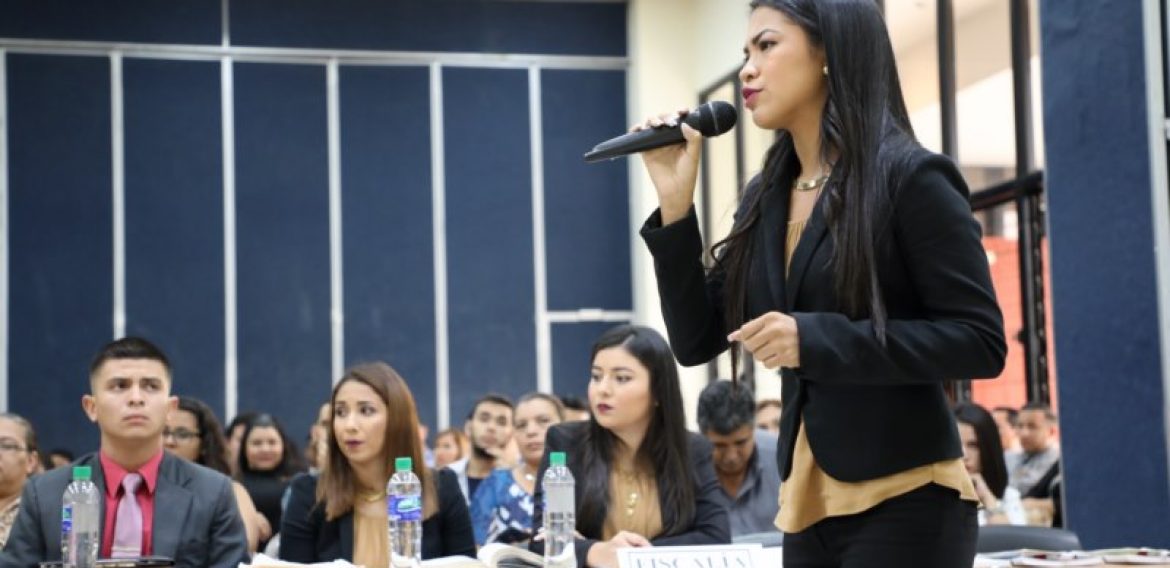 ESTUDIANTES DE CIENCIAS JURIDICAS PARTICIPAN EN PRIMER CONGRESO DE DERECHO Y CONCURSO DE LITIGACIÓN
