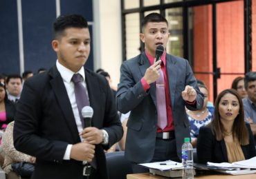 ESTUDIANTES DE CIENCIAS JURIDICAS PARTICIPAN EN PRIMER CONGRESO DE DERECHO Y CONCURSO DE LITIGACIÓN