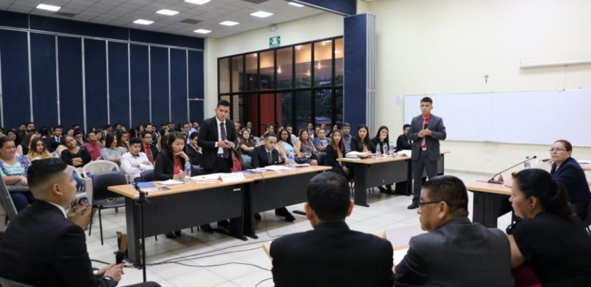 ESTUDIANTES DE CIENCIAS JURIDICAS PARTICIPAN EN PRIMER CONGRESO DE DERECHO Y CONCURSO DE LITIGACIÓN