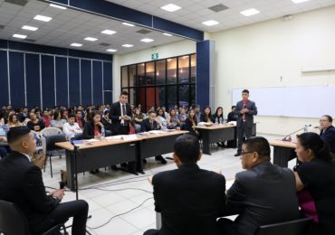 ESTUDIANTES DE CIENCIAS JURIDICAS PARTICIPAN EN PRIMER CONGRESO DE DERECHO Y CONCURSO DE LITIGACIÓN