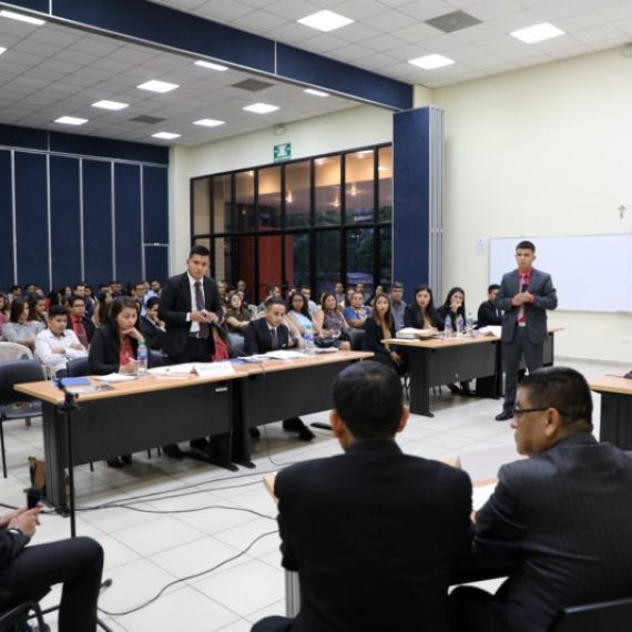 ESTUDIANTES DE CIENCIAS JURIDICAS PARTICIPAN EN PRIMER CONGRESO DE DERECHO Y CONCURSO DE LITIGACIÓN