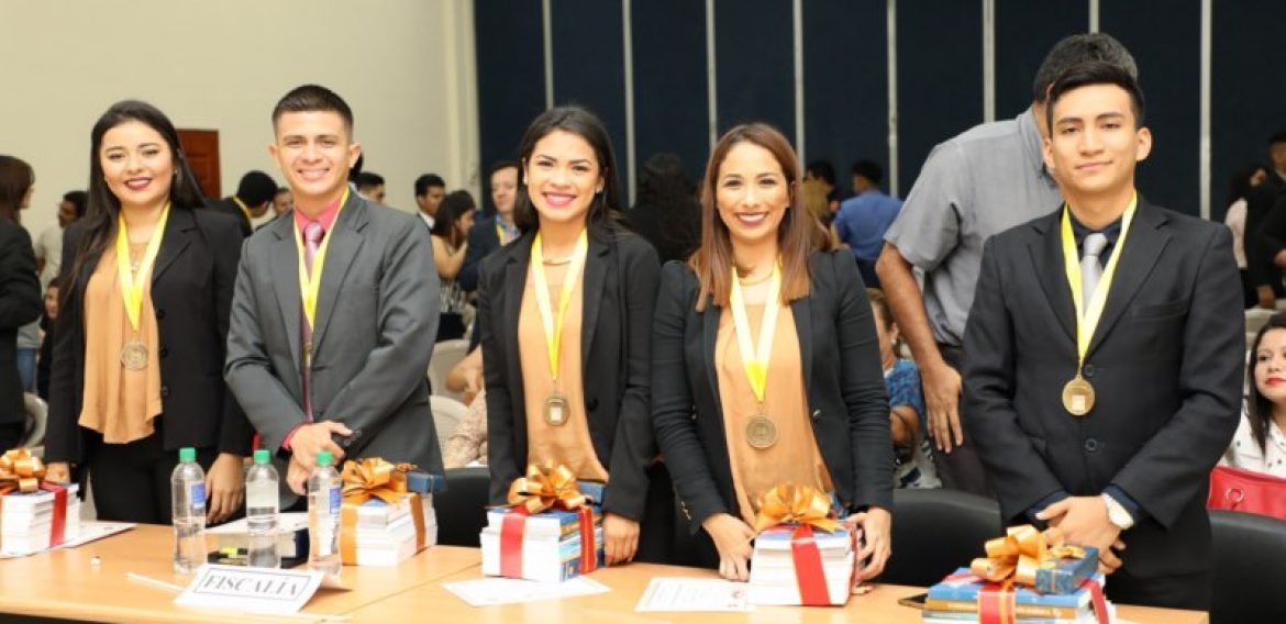 ESTUDIANTES DE CIENCIAS JURIDICAS PARTICIPAN EN PRIMER CONGRESO DE DERECHO Y CONCURSO DE LITIGACIÓN