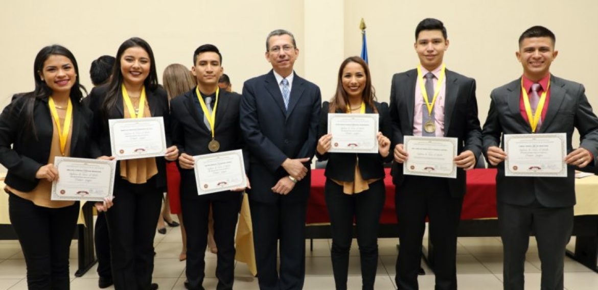 ESTUDIANTES DE CIENCIAS JURIDICAS PARTICIPAN EN PRIMER CONGRESO DE DERECHO Y CONCURSO DE LITIGACIÓN
