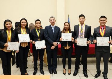 ESTUDIANTES DE CIENCIAS JURIDICAS PARTICIPAN EN PRIMER CONGRESO DE DERECHO Y CONCURSO DE LITIGACIÓN