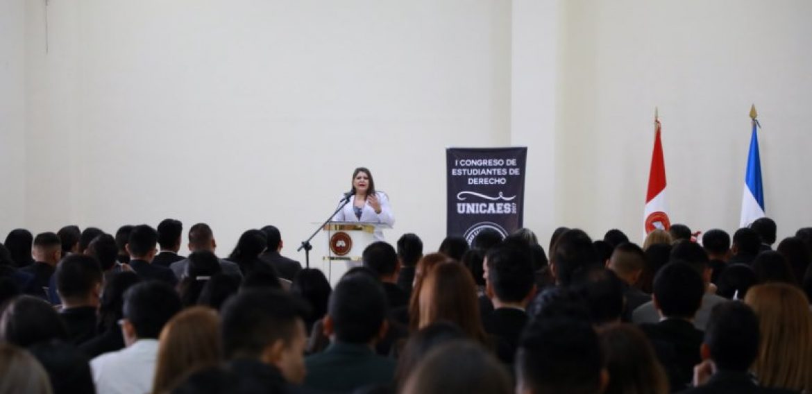 ESTUDIANTES DE CIENCIAS JURIDICAS PARTICIPAN EN PRIMER CONGRESO DE DERECHO Y CONCURSO DE LITIGACIÓN
