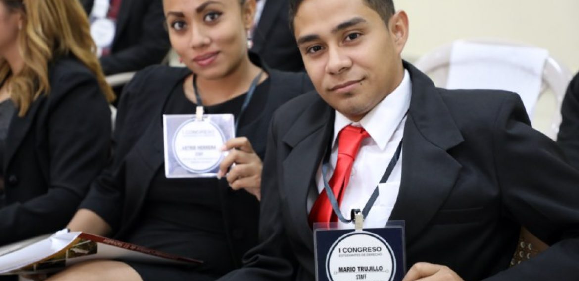 ESTUDIANTES DE CIENCIAS JURIDICAS PARTICIPAN EN PRIMER CONGRESO DE DERECHO Y CONCURSO DE LITIGACIÓN
