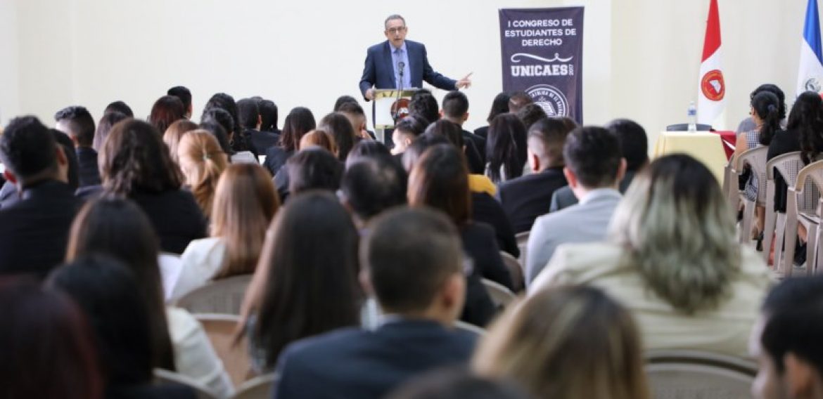 ESTUDIANTES DE CIENCIAS JURIDICAS PARTICIPAN EN PRIMER CONGRESO DE DERECHO Y CONCURSO DE LITIGACIÓN