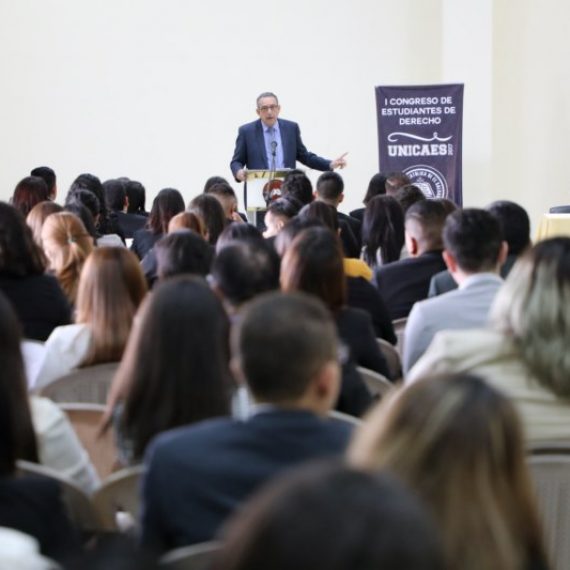 ESTUDIANTES DE CIENCIAS JURIDICAS PARTICIPAN EN PRIMER CONGRESO DE DERECHO Y CONCURSO DE LITIGACIÓN