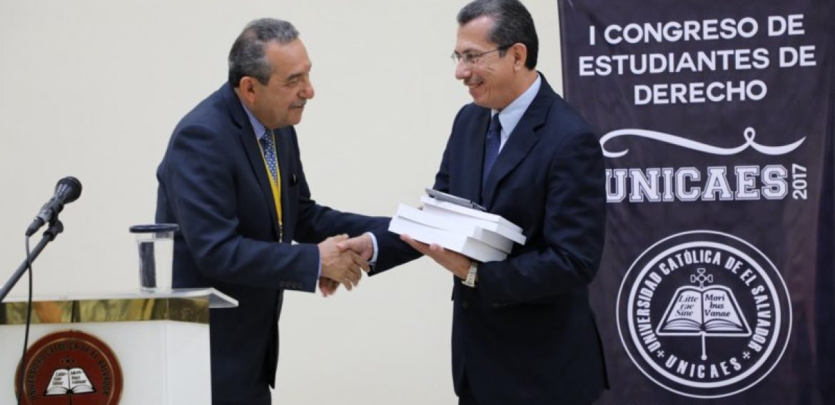 ESTUDIANTES DE CIENCIAS JURIDICAS PARTICIPAN EN PRIMER CONGRESO DE DERECHO Y CONCURSO DE LITIGACIÓN