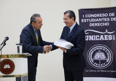ESTUDIANTES DE CIENCIAS JURIDICAS PARTICIPAN EN PRIMER CONGRESO DE DERECHO Y CONCURSO DE LITIGACIÓN