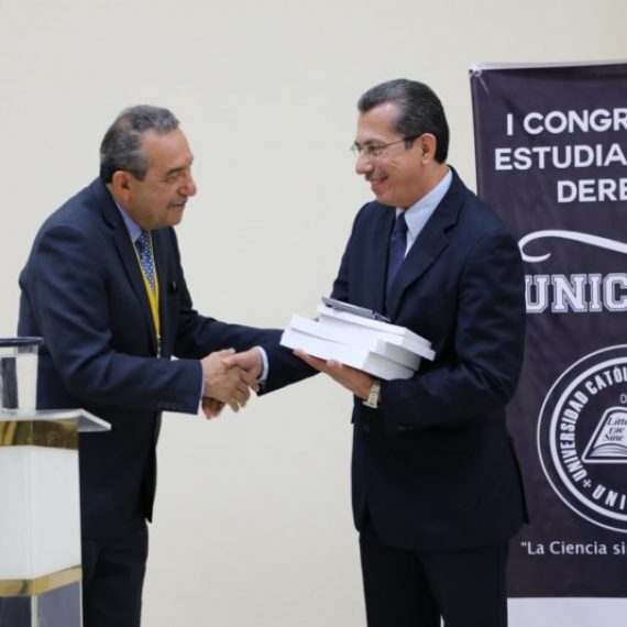 ESTUDIANTES DE CIENCIAS JURIDICAS PARTICIPAN EN PRIMER CONGRESO DE DERECHO Y CONCURSO DE LITIGACIÓN