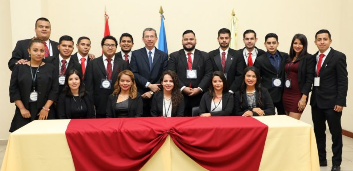 ESTUDIANTES DE CIENCIAS JURIDICAS PARTICIPAN EN PRIMER CONGRESO DE DERECHO Y CONCURSO DE LITIGACIÓN
