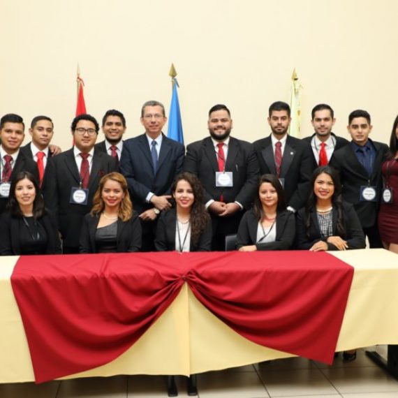 ESTUDIANTES DE CIENCIAS JURIDICAS PARTICIPAN EN PRIMER CONGRESO DE DERECHO Y CONCURSO DE LITIGACIÓN
