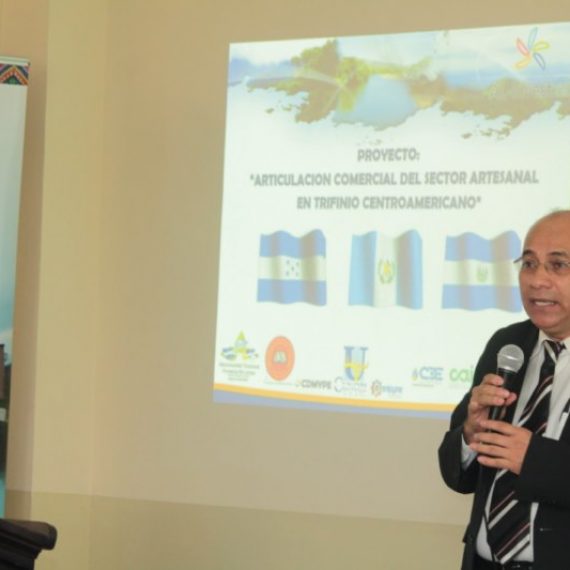 Firma del convenio para el proyecto  Articulación Comercial del sector artesanal en el Trifinio Centroamericano