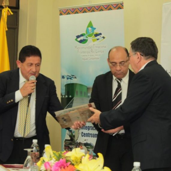 Firma del convenio para el proyecto  Articulación Comercial del sector artesanal en el Trifinio Centroamericano