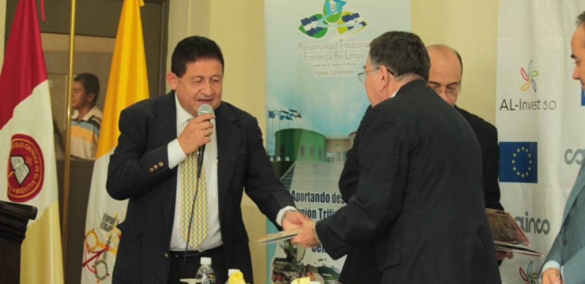 Firma del convenio para el proyecto  Articulación Comercial del sector artesanal en el Trifinio Centroamericano